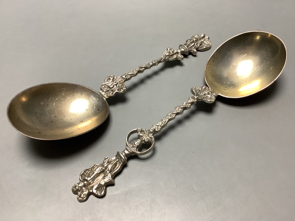 A pair of late Victorian silver apostle serving spoons by H Samuel Ltd, London, 1895, length 18.9 cm, 130 g.